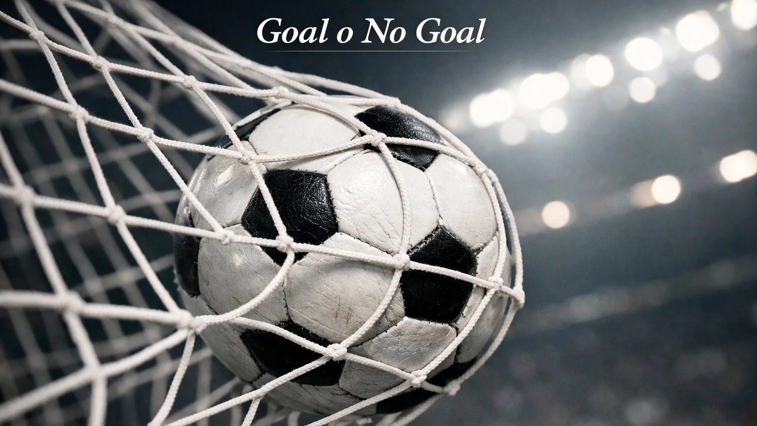 Pallone da calcio che entra in rete durante un gol in partita